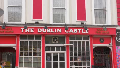 Toma-Panorámica-De-La-Hermosa-Vista-Del-Pub-Histórico-Más-Famoso-De-La-Taberna-Del-Castillo-De-Dublín-En-Camden,-Londres,-Reino-Unido