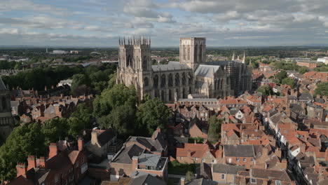 Toma-Aérea-De-Drones-Del-Antiguo-Centro-De-La-Ciudad-Británica-Romana-Icónica-De-York-Con-Edificios-Antiguos-Y-árboles-Volando-Hacia-La-Famosa-Catedral-De-York-Minster-Yorkshire-Del-Norte-Reino-Unido