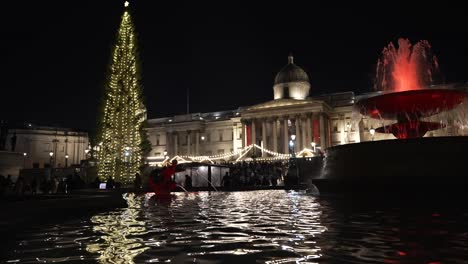 árbol-De-Navidad-De-Trafalgar-Square,-Luces-De-Mercado-Reflejadas-En-Fuentes