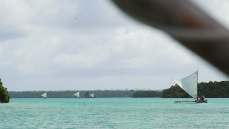 Mirando-Debajo-De-La-Vela-En-Una-Canoa-En-Otra-Piragua-Navegando-En-Upi-Bay-En-La-Isla-De-Los-Pinos