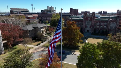 Amerikanische-Usa-flagge-Auf-Dem-Campus-Der-Universität-Von-Oklahoma