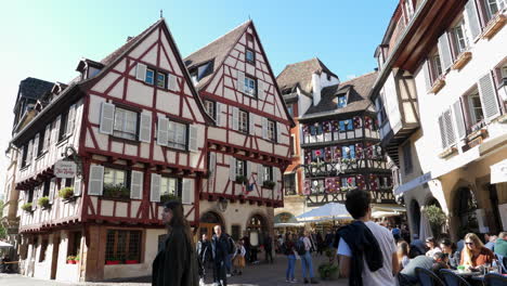 Tourists-enjoying-sunny-day-in-Little-Venice-neighborhood,-Colmar