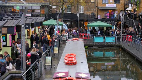 Crowded-People-At-The-Stalls-Of-Busy-Market-In-Camden,-London-UK