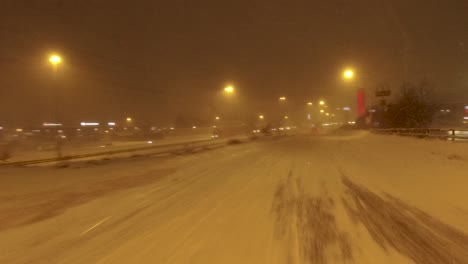 Tiro-Pov-Viajando-A-Través-De-Una-Espesa-Nieve-En-Una-Carretera-En-Helsinki,-Finlandia