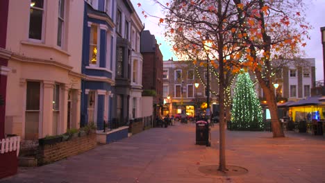 Ambiente-Navideño-En-Las-Tranquilas-Calles-De-Notting-Hill-En-El-Oeste-De-Londres,-Reino-Unido