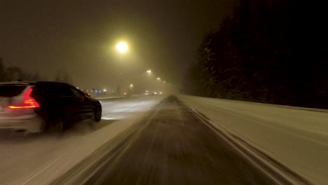 Toma-Pov-Viajando-Por-Una-Carretera-Con-Otros-Autos-Rociando-Nieve