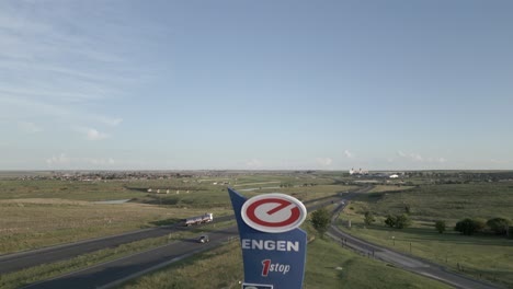 La-Antena-De-La-Autopista-Desciende-Para-Revelar-El-Prominente-Letrero-De-La-Gasolinera-Engen