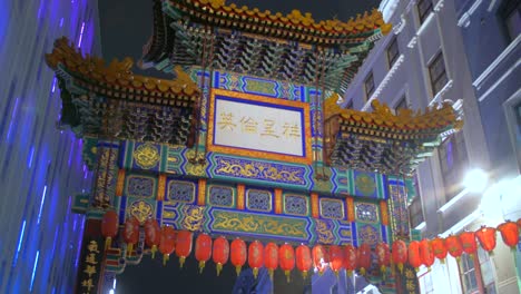 Puerta-De-Chinatown-Con-Farolillos-Rojos-Por-La-Noche-En-Westminster,-Londres,-Reino-Unido