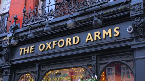 Fachada-Frontal-Del-Pub-Irlandés-Tradicional-De-Armas-De-Oxford-A-Lo-Largo-De-Camden-High-Street-En-Camden-Town,-Londres,-Reino-Unido.