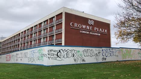 Das-Crowne-Plaza-Wird-Als-Migrantenhotel-In-Heathrow,-London-20,-Genutzt