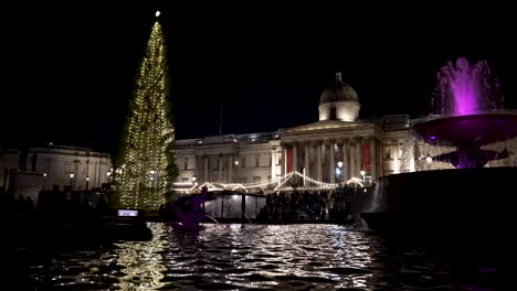 árbol-De-Navidad-De-Trafalgar-Square,-Luces-De-Mercado-Reflejadas-En-Fuentes