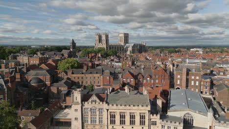 Establecimiento-De-Una-Toma-Aérea-Con-Drones-Del-Icónico-Centro-De-La-Ciudad-Británica-Romana-De-York-Con-Edificios-Antiguos-Y-La-Famosa-Catedral-De-York-Minster-En-El-Fondo,-Yorkshire-Del-Norte,-Reino-Unido