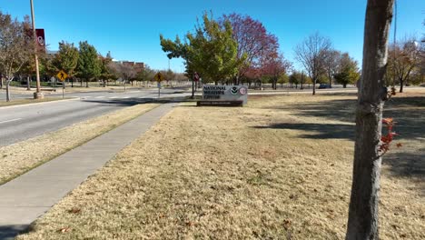 National-Weather-Center-Schild-Auf-Dem-Campus-Der-University-Of-Oklahoma