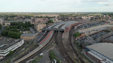 Front-Auf-Pullback-Luftdrohnenaufnahme-Des-Bahnhofs-Von-York-Und-Des-Königlichen-Postamts-Von-York-In-Schuss-An-Einem-Sonnigen-Und-Bewölkten-Abend---North-Yorkshire,-Großbritannien