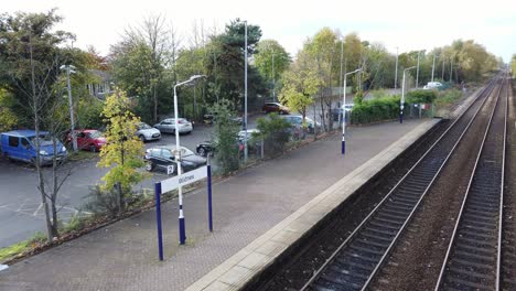 Estacionamiento-De-Automóviles-De-La-Estación-De-Tren-De-La-Ciudad-Británica