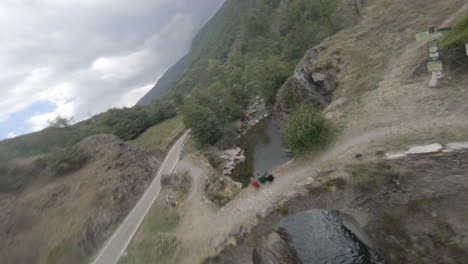 épico-Dron-Fpv-Rápido-Que-Vuela-Sobre-La-Corriente-Del-Río-Y-Luego-Se-Eleva-Sobre-El-Puente-Y-Debajo