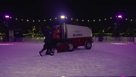 9.-Dezember-2022---Arbeiter,-Der-Die-Olympia-eisbearbeitungsmaschine-Auf-Der-Eisbahn-Des-Gleitens-Von-Battersea-überprüft