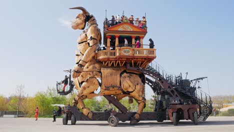 Exhibición-Del-Minotauro-En-El-Halle-De-La-Machine