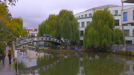 Sightseers-And-Shoppers-At-The-Busy-Camden-Lock-Market-In-Regents-Canal,-Camden-Town,-London,-UK