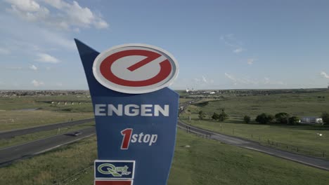 Vista-Aérea:-Salida-De-La-Autopista-A-La-Gasolinera-Engen-En-Sudáfrica