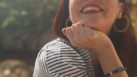 Porträt-Einer-Indischen-Frau-Mit-Einem-Schönen-Lächeln,-Die-Ein-Sommerkleid-Trägt,-An-Einem-Sonnigen-Tag-In-Fontainhas,-Indien