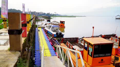 Baggerboot-Auf-Dem-Pier-Geparkt