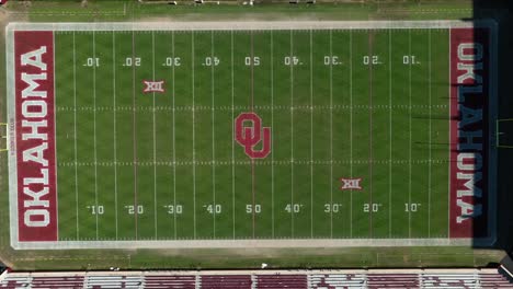 Campo-De-Fútbol-De-La-Universidad-De-Oklahoma.-Vista-Aérea-Ascendente