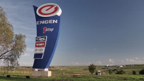 Camiones-Comerciales-De-Carretera-Y-Letrero-De-Gasolinera-Big-Engen,-S-áfrica