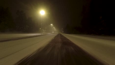 Toma-Pov-Conduciendo-Debajo-De-Un-Puente-En-Una-Carretera-Nevada-Con-Visibilidad-Reducida