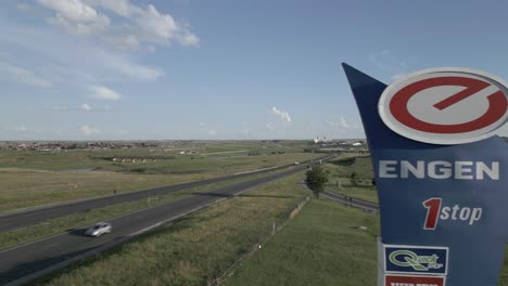 Antena:-Gran-Cartel-De-La-Estación-De-Engen-Y-Tráfico-De-Carreteras-En-Sudáfrica