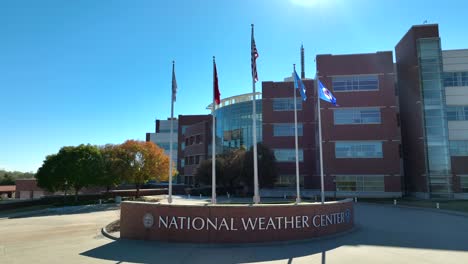 Nationales-Wetterzentrum-Mit-Flaggen