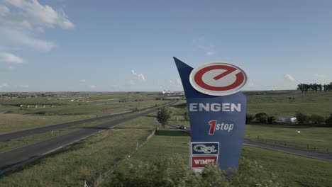 Tráfico-De-Camiones-Comerciales-Saliendo-De-La-Autopista-Hacia-La-Gasolinera-Engen