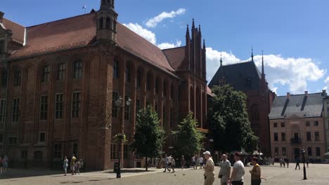 Regionales-Museum-In-Torun-Am-Stadtplatz-Rynek-Staromiejski-Mit-Touristen