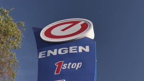 Großes-Engen-Tankstellenschild-Gegen-Sonnigen-Blauen-Himmel