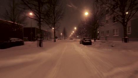 Toma-Pov-Conduciendo-Por-Las-Calles-Nevadas-De-Helsinki-Con-Autos-Estacionados