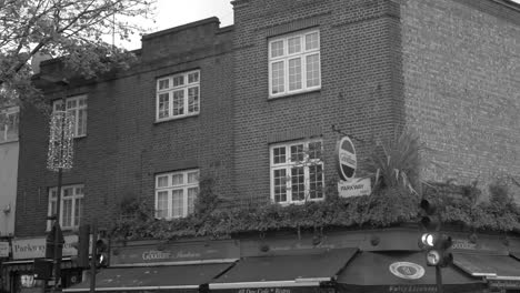 Victorian-style-red-brick-terraced-architecture-apartment-flat-building-in-royal-borough-of-Chelsea-and-Kensington-with-windows-in-London,-United-Kingdom