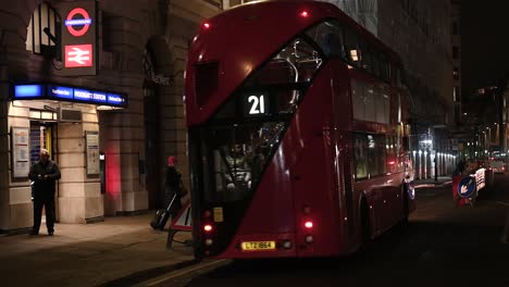 Radfahrer-Nicht-überholen,-Bahnhof-Moorgate,-London,-Vereinigtes-Königreich