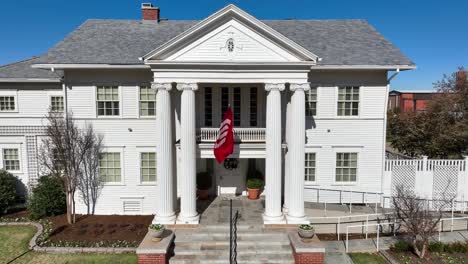 Bandera-En-El-Edificio-Del-Campus-De-La-Universidad-De-Oklahoma