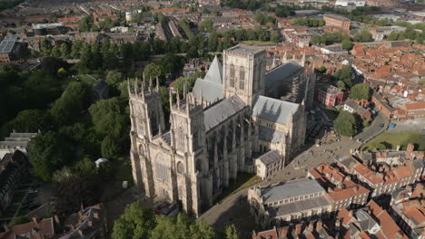 Dron-Aéreo-De-Alta-Rotación-Disparado-Alrededor-De-La-Antigua-Catedral-De-York-Minster-En-El-Centro-De-La-Ciudad-De-York-Con-árboles-Y-Edificios-Antiguos-Alrededor-Del-Norte-De-Yorkshire-Reino-Unido