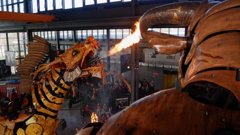 Der-Drache-Wirft-Feuer-Auf-Den-Minotaurus-In-&quot;la-Halle-De-La-Machine&quot;.