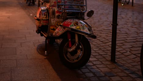 Vieja-Vespa-Scooter-Estacionada-En-Las-Calles-De-Toulouse,-Francia