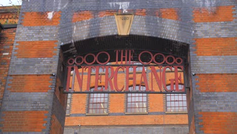 El-Signo-De-Intercambio-Sobre-La-Entrada-Del-Edificio-De-Ladrillo-En-Camden-Lock-En-Londres,-Inglaterra,-Reino-Unido.