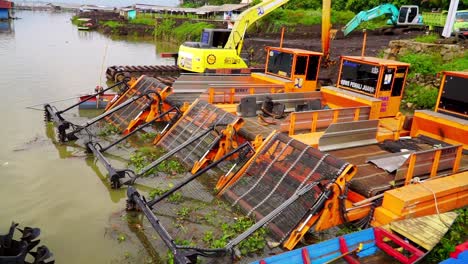 Bote-Drigger-Estacionado-En-El-Muelle