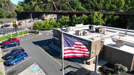 Amerikanische-Flagge-Im-Mcdonalds-Fastfood-Restaurant