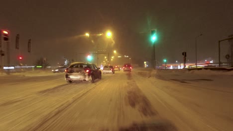 Tiro-Lento-Pov-Conduciendo-Con-Tráfico-Pesado-En-Una-Carretera-Cubierta-De-Nieve-En-Helsinki