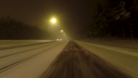 Pov-Shot-Beim-Fahren-Auf-Einer-Leeren-Autobahn-Mit-Einer-Geräumten-Spur-In-Helsinki