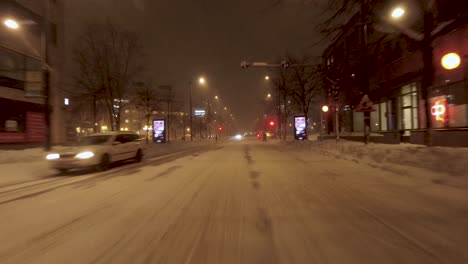 Toma-Pov-Viajando-Por-Las-Calles-Nevadas-De-Helsinki-Con-Gente-Caminando