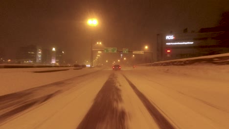 Tiro-Pov-Después-De-Un-Coche-Recogiendo-Nieve-En-Una-Carretera-Cubierta-De-Nieve-En-Helsinki