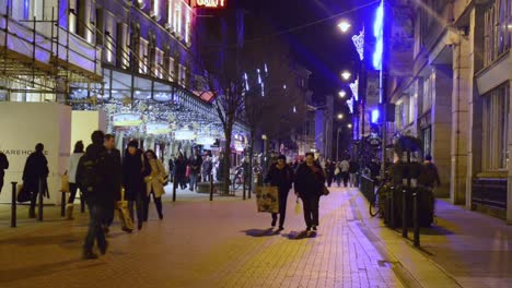 Helle-Lichter-Leuchten-Bis-Spät-In-Die-Nacht-Vor-Weihnachten-In-Dublin-City-Auf-Der-South-King-Street