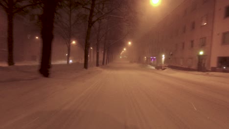 Toma-Pov-Viajando-A-Través-De-Una-Espesa-Nevada-En-El-Centro-De-Helsinki-Con-Una-Nevada-Fresca